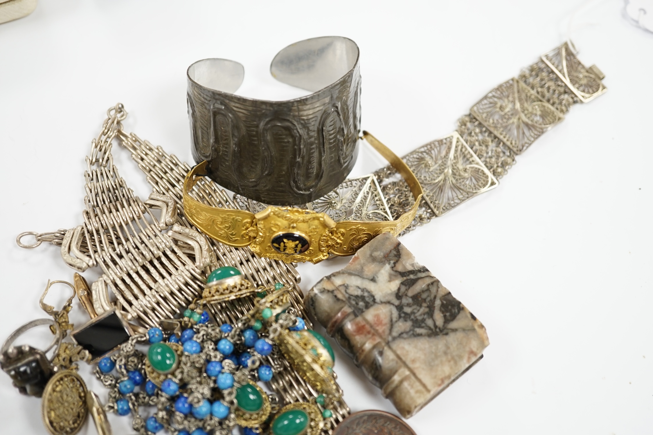 A small quantity of assorted costume jewellery, including filigree bracelet.